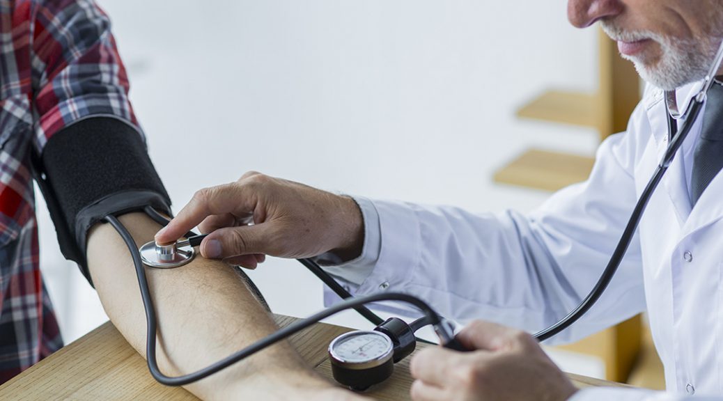 Melyek a magas vérnyomás legelső jelei?